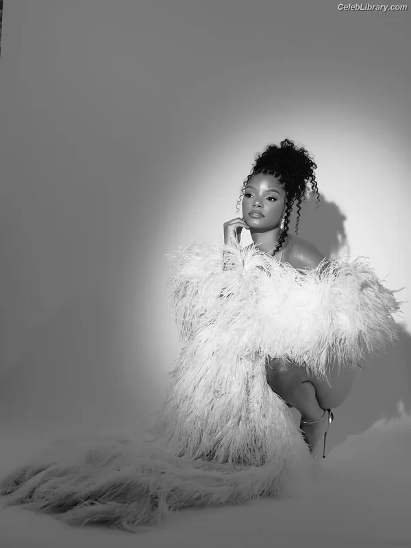 Halle Bailey photo 3 of 713