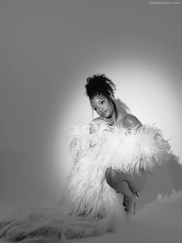 Halle Bailey photo 7 of 713