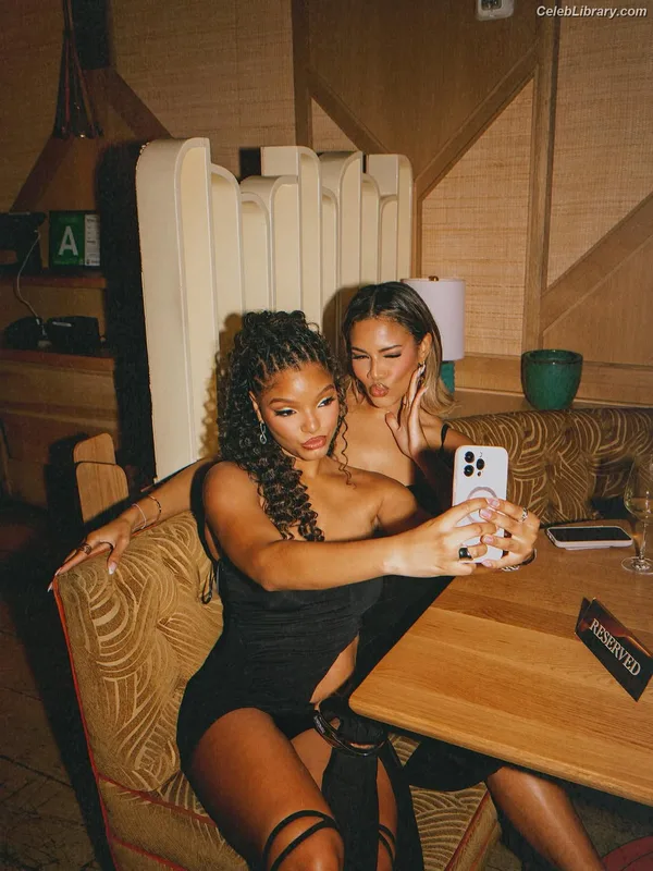 Halle Bailey photo 13 of 713