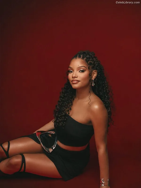 Halle Bailey photo 17 of 713