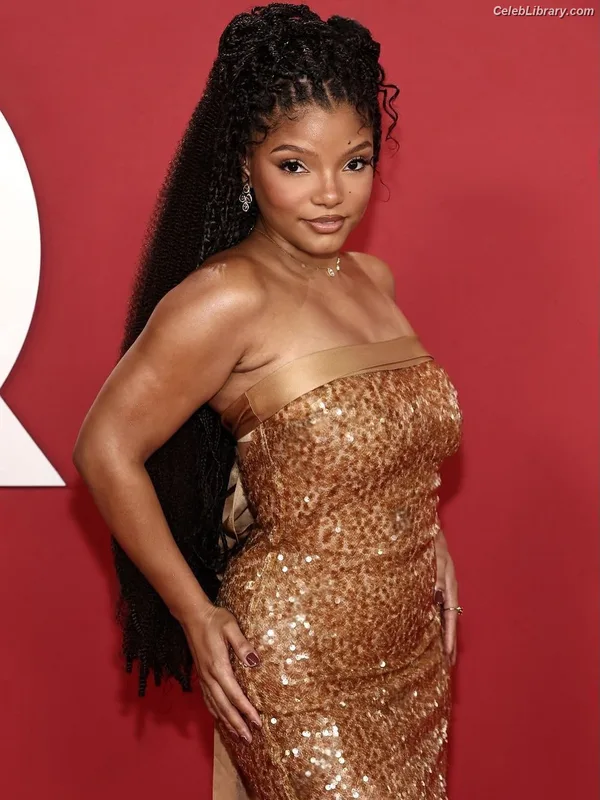 Halle Bailey photo 22 of 713