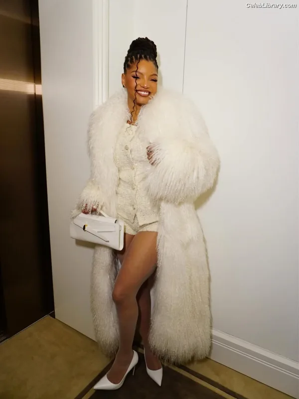 Halle Bailey photo 7 of 713
