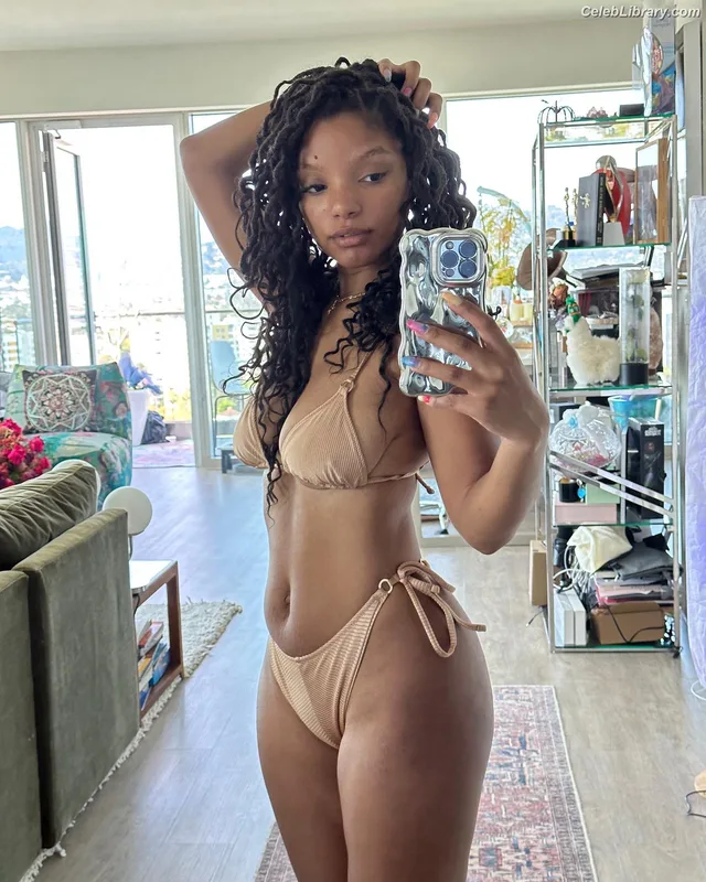 Halle Bailey photo 9 of 713