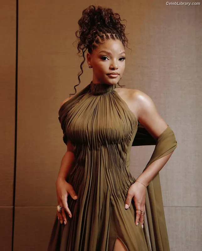 Halle Bailey photo 10 of 713