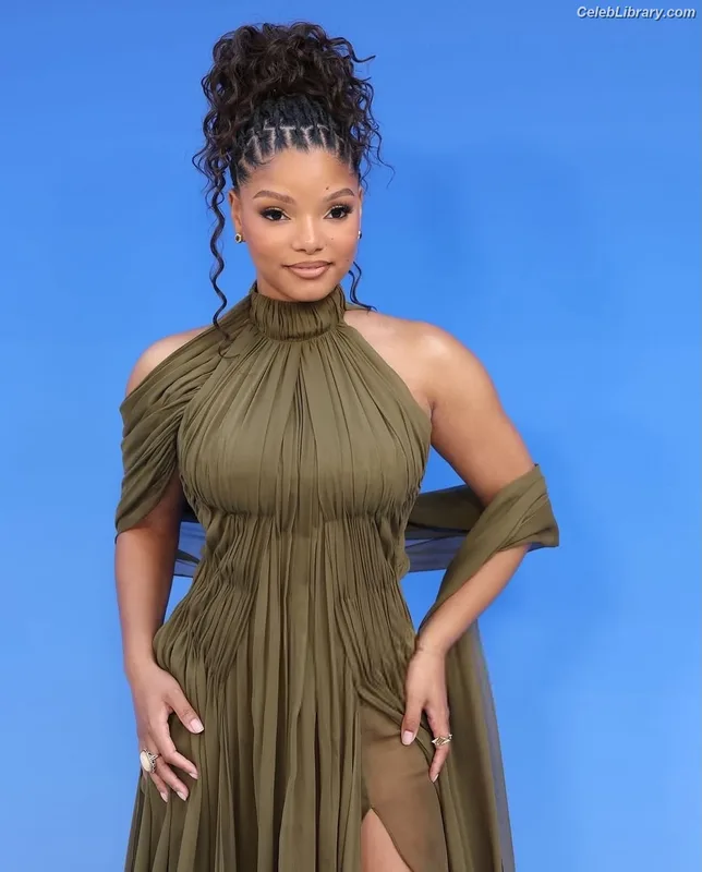 Halle Bailey photo 12 of 713