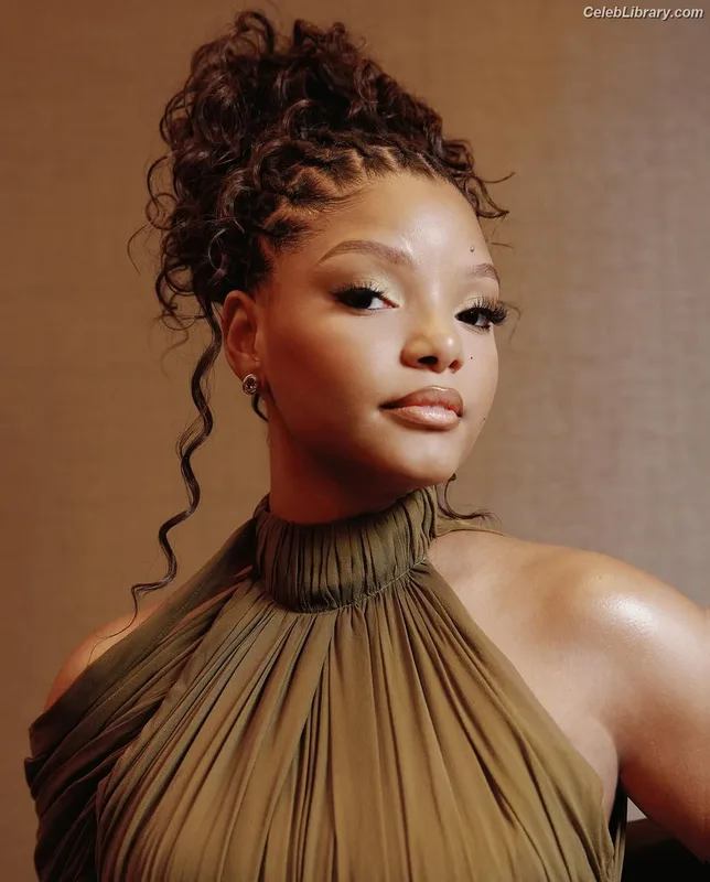 Halle Bailey photo 13 of 713