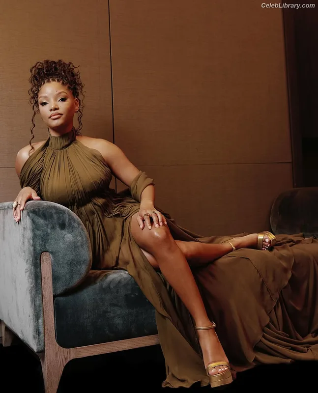 Halle Bailey photo 15 of 713