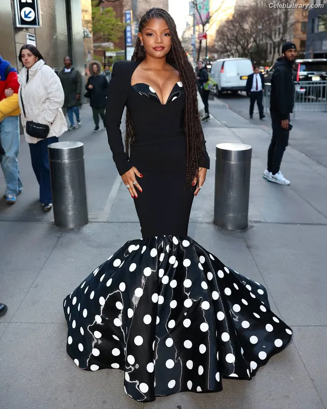 Halle Bailey photo 18 of 713
