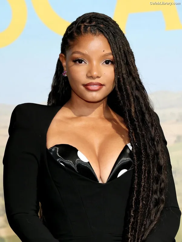 Halle Bailey photo 21 of 713