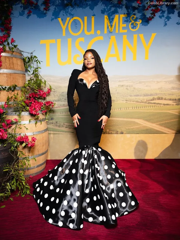 Halle Bailey photo 22 of 713