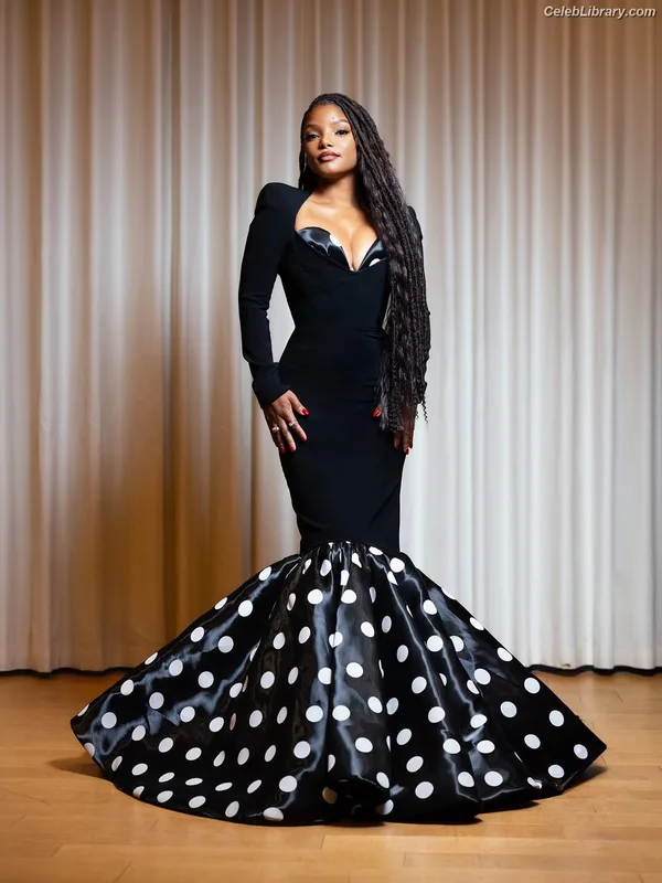 Halle Bailey photo 1 of 713