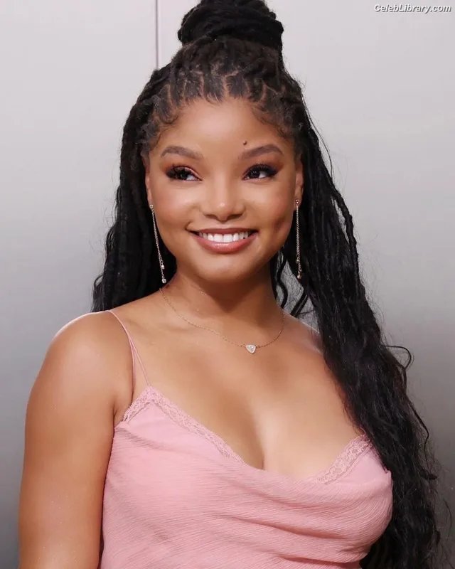 Halle Bailey photo 9 of 713