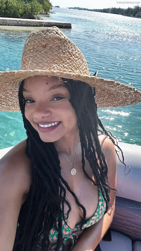 Halle Bailey photo 15 of 713