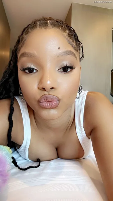 Halle Bailey photo 16 of 713