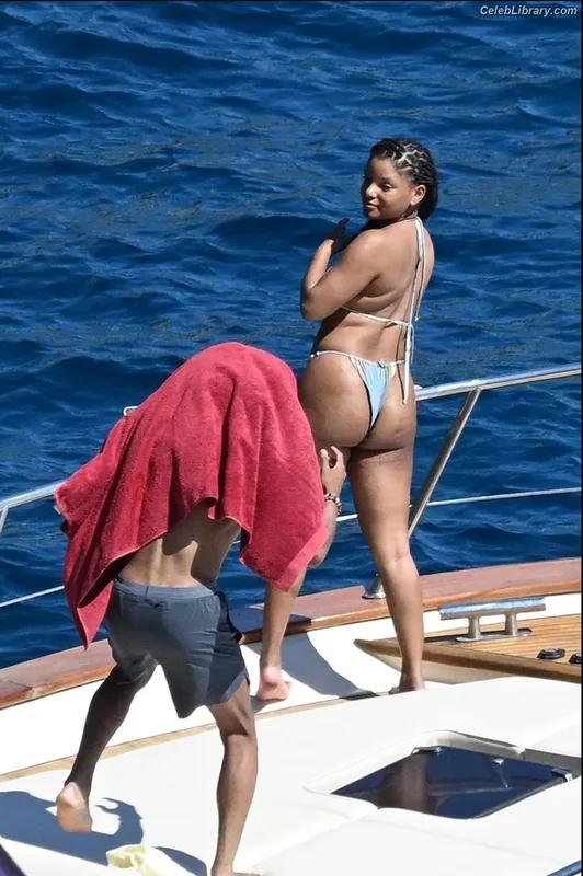 Halle Bailey photo 2 of 713