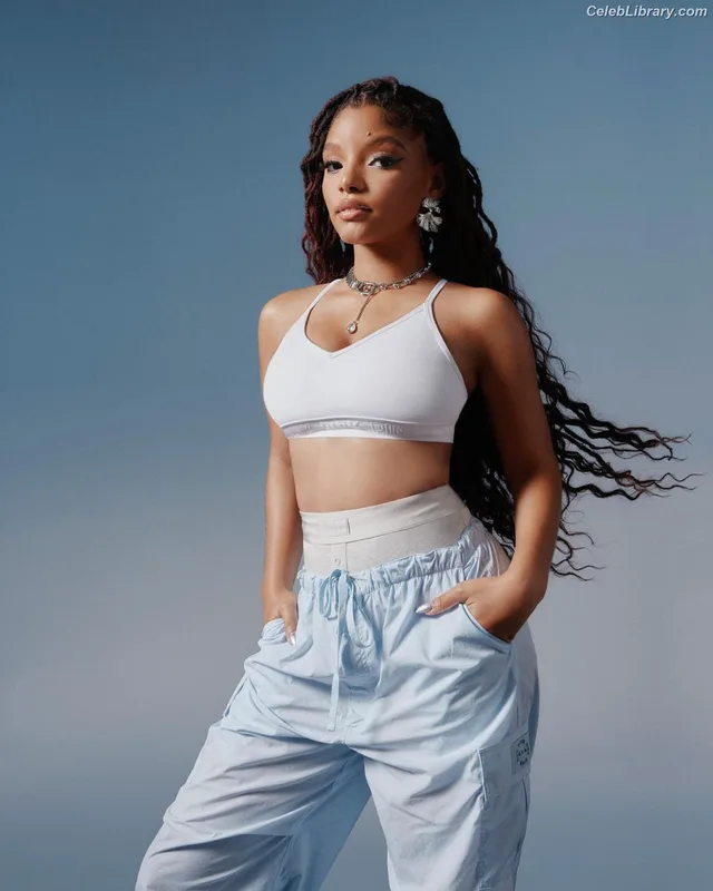 Halle Bailey photo 5 of 713