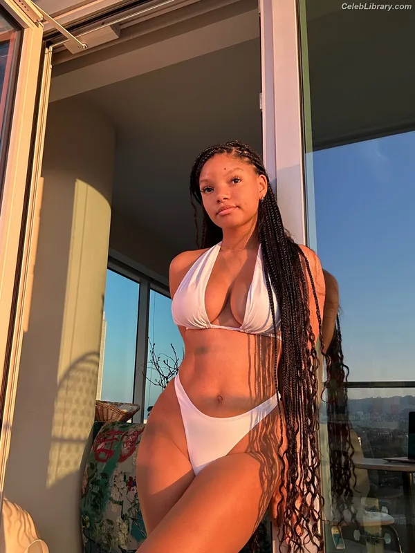 Halle Bailey photo 9 of 713