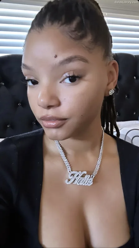 Halle Bailey photo 10 of 713