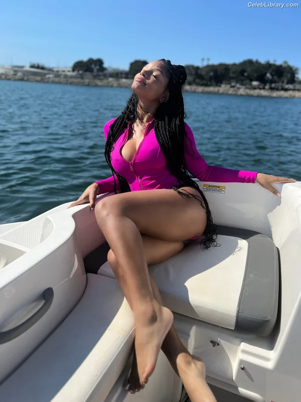 Halle Bailey photo 16 of 713
