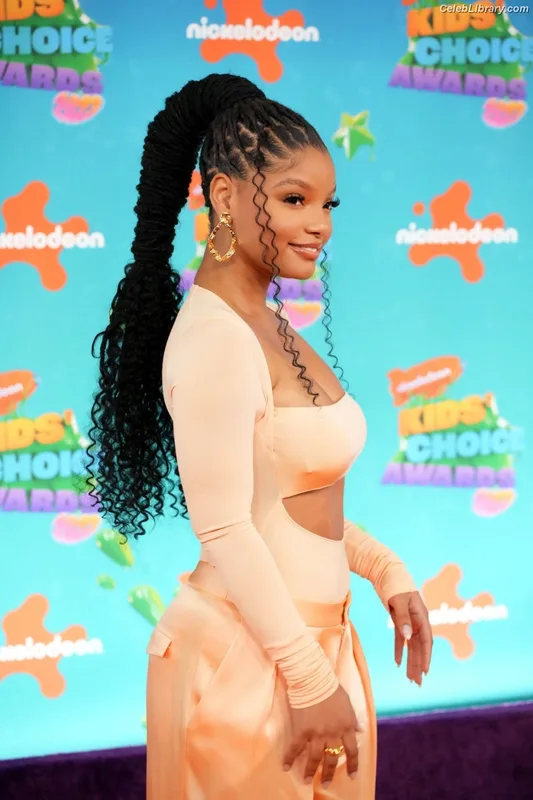Halle Bailey photo 18 of 713