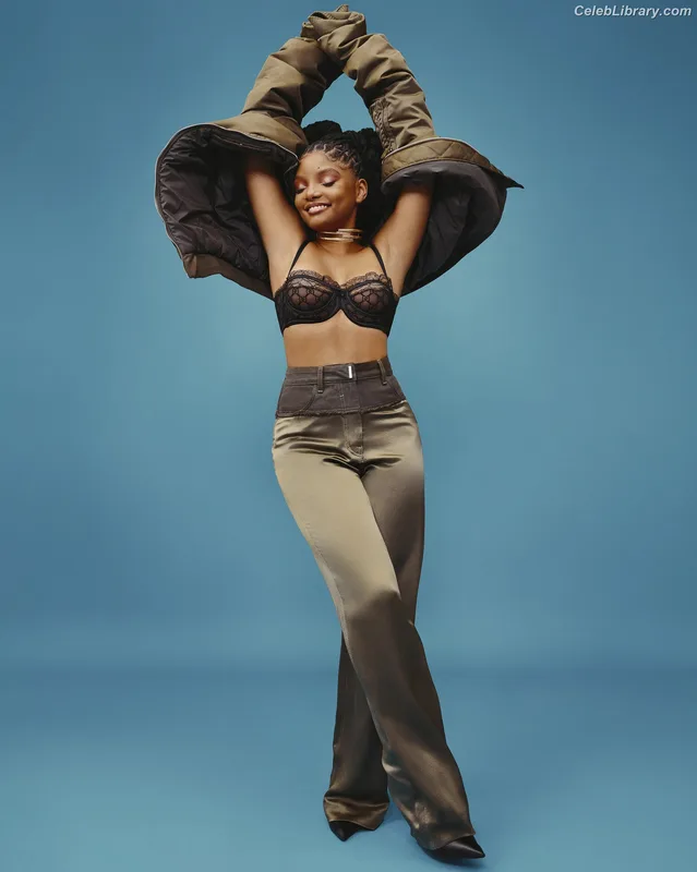 Halle Bailey photo 2 of 713