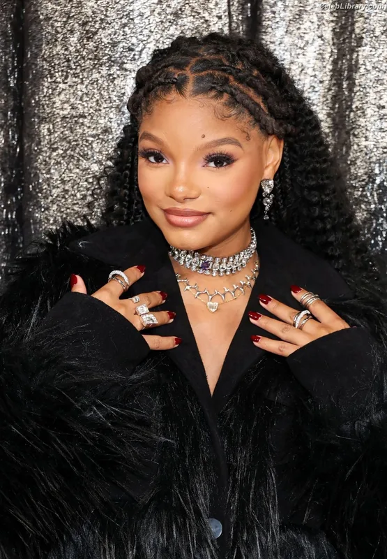 Halle Bailey photo 4 of 713