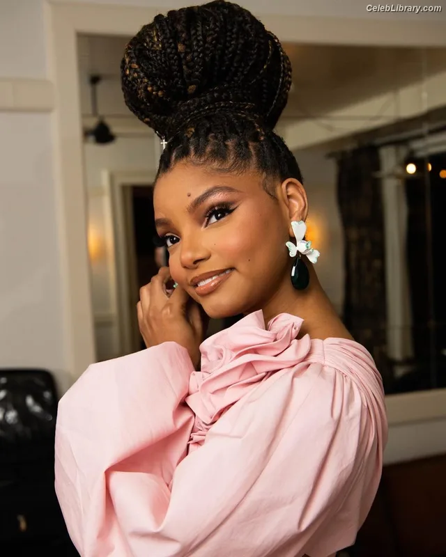 Halle Bailey photo 9 of 713