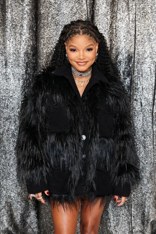 Halle Bailey photo 11 of 713