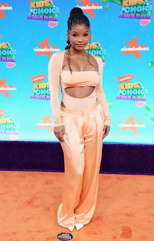 Halle Bailey photo 12 of 713