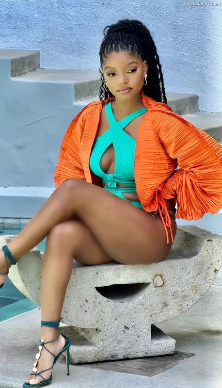 Halle Bailey photo 13 of 713