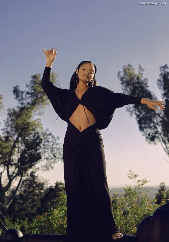 Halle Bailey photo 16 of 713