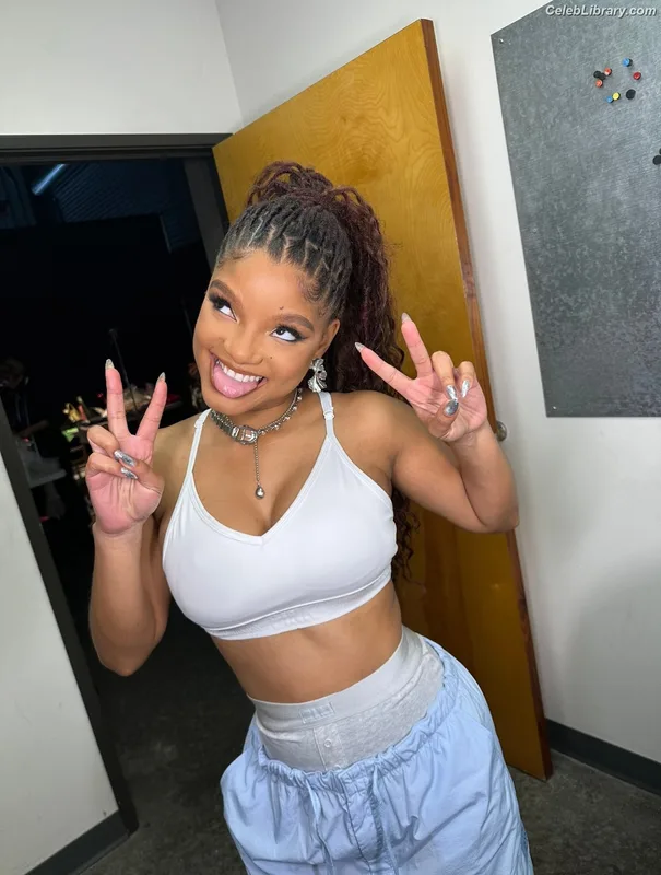 Halle Bailey photo 24 of 713