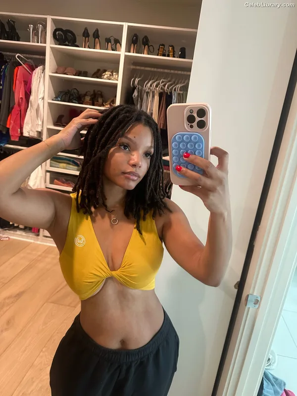 Halle Bailey photo 1 of 713
