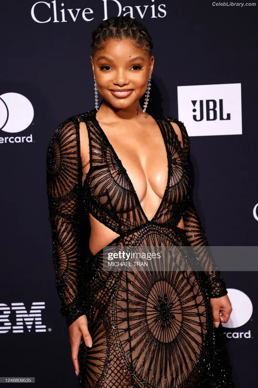 Halle Bailey photo 2 of 713