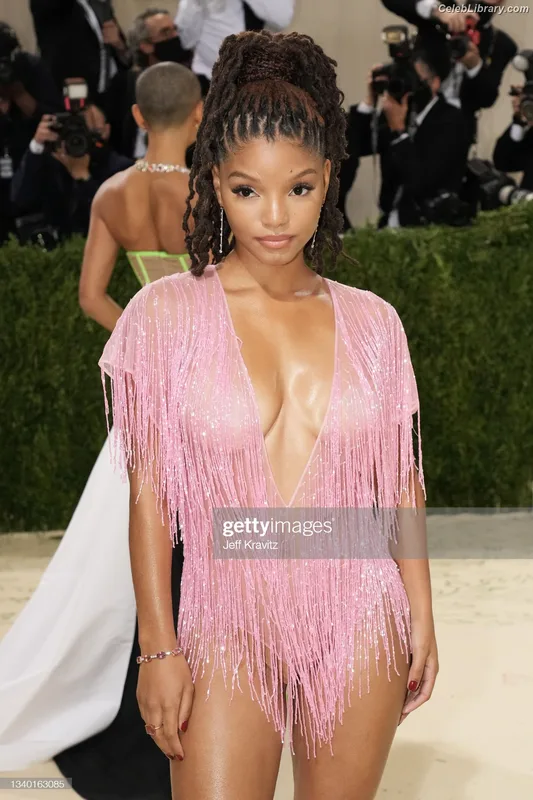 Halle Bailey photo 8 of 713
