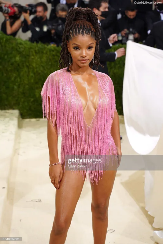 Halle Bailey photo 9 of 713