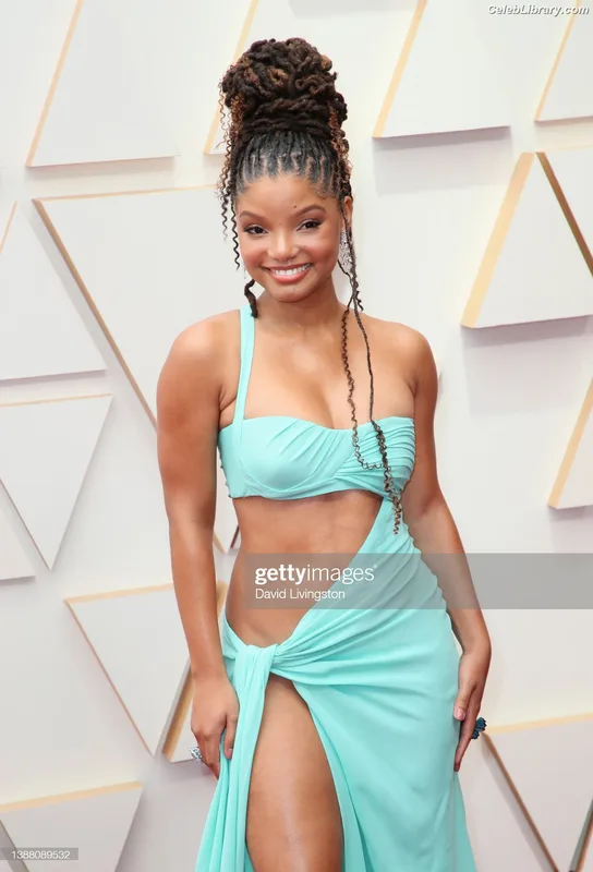 Halle Bailey photo 12 of 713