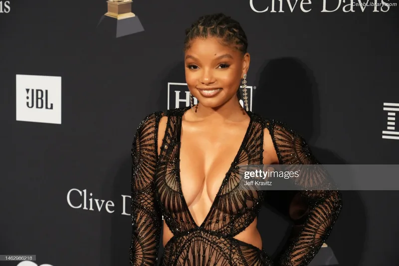 Halle Bailey photo 15 of 713