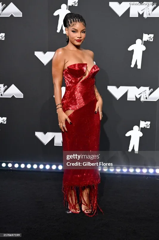 Halle Bailey photo 17 of 713