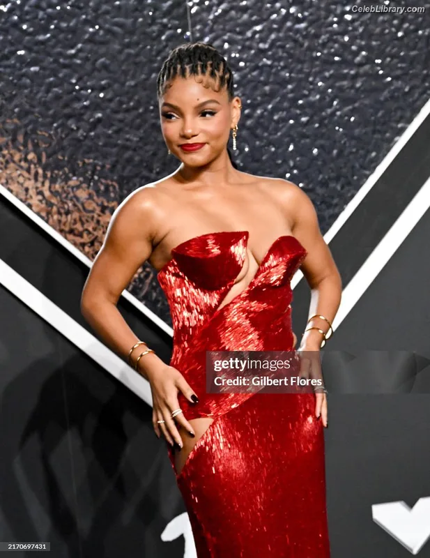Halle Bailey photo 19 of 713