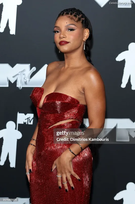 Halle Bailey photo 21 of 713