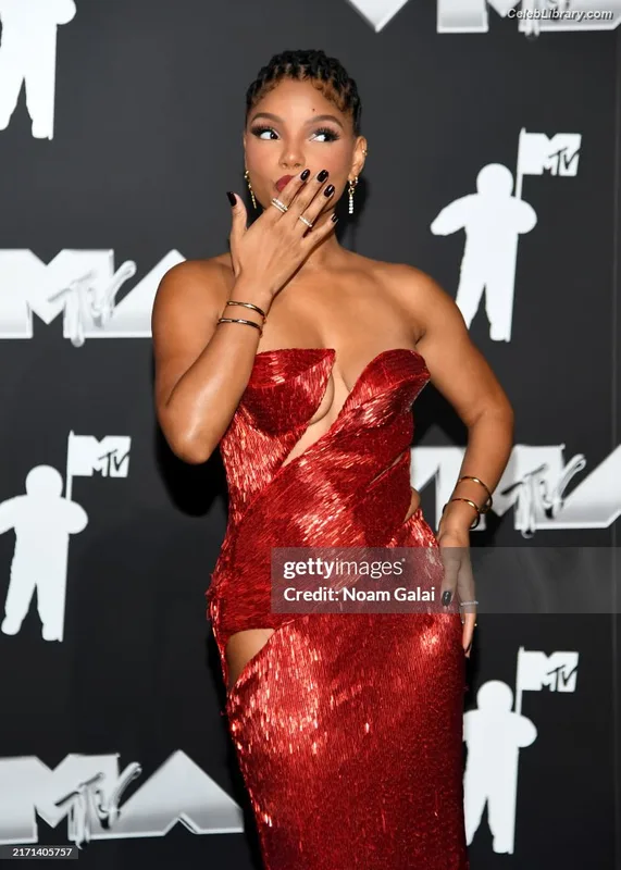 Halle Bailey photo 23 of 713