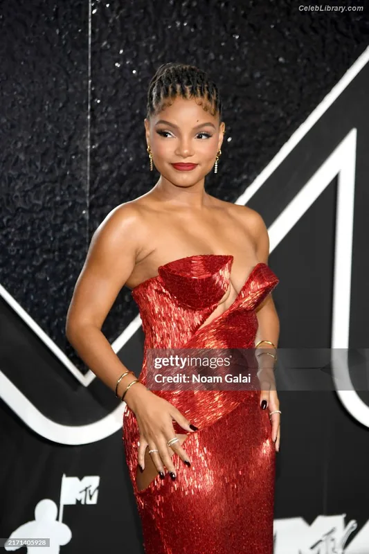 Halle Bailey photo 1 of 713