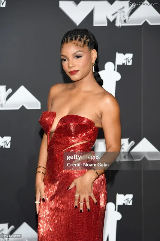 Halle Bailey photo 2 of 713