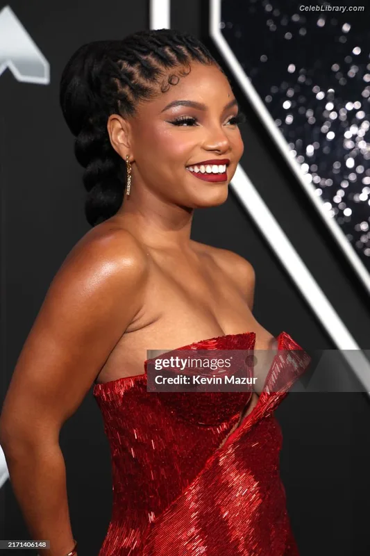Halle Bailey photo 3 of 713