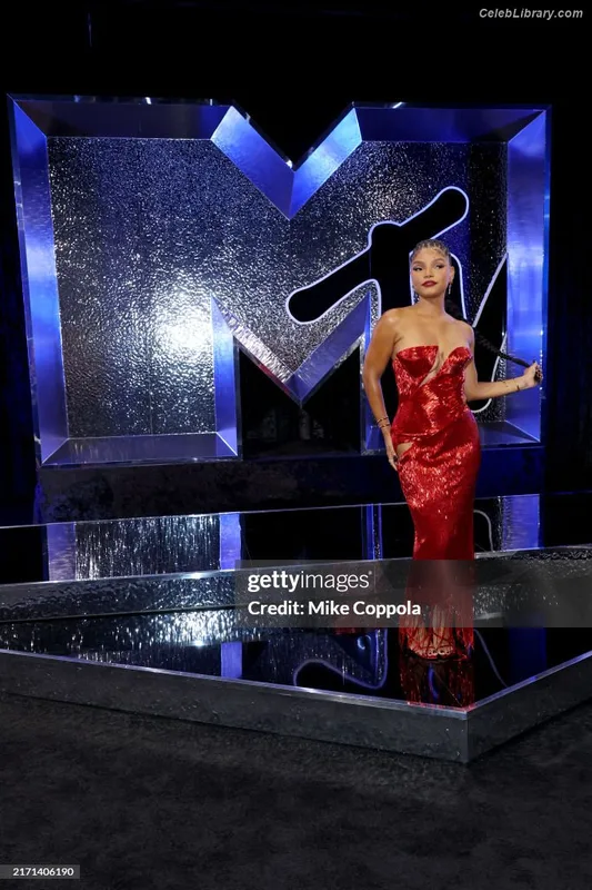 Halle Bailey photo 6 of 713
