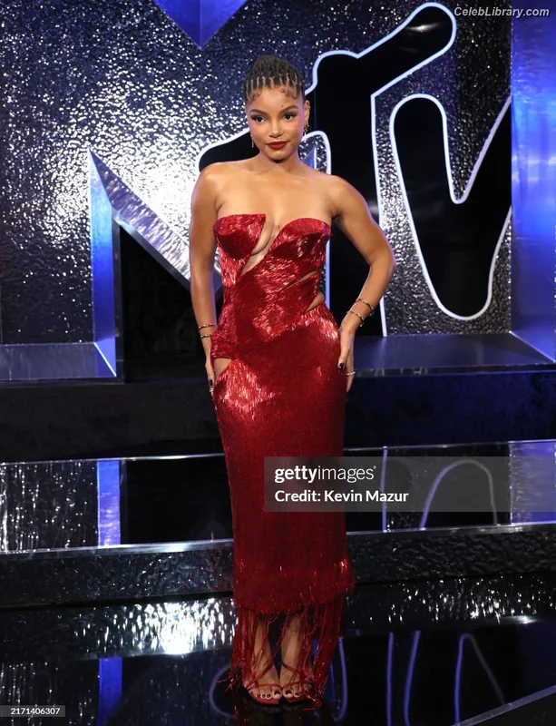 Halle Bailey photo 7 of 713