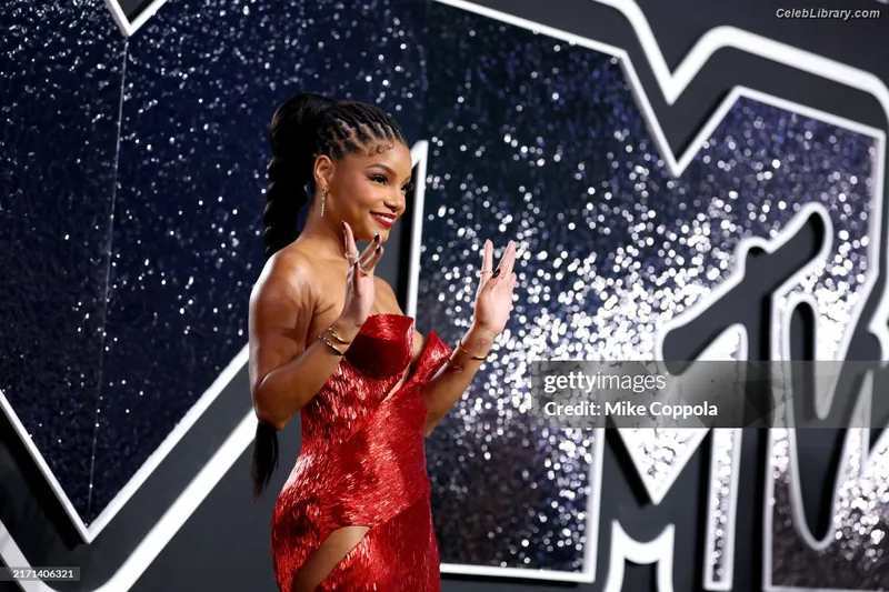 Halle Bailey photo 11 of 713