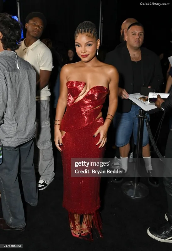 Halle Bailey photo 12 of 713