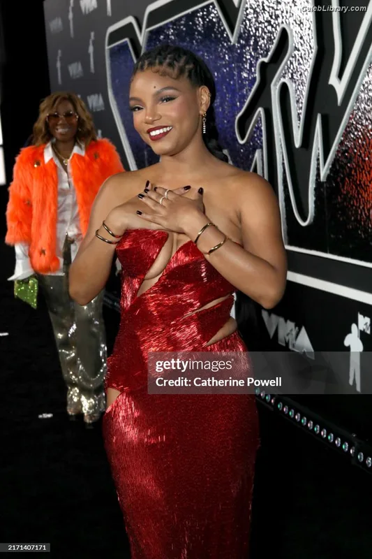 Halle Bailey photo 14 of 713